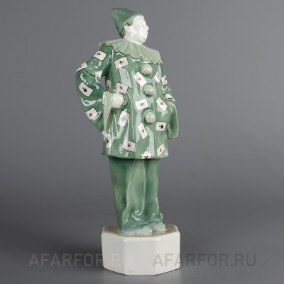 Фаянсовая статуэтка "Пьеро с игральными картами" Goldscheider Австрия (арт. 2298-2, фото №38321)
