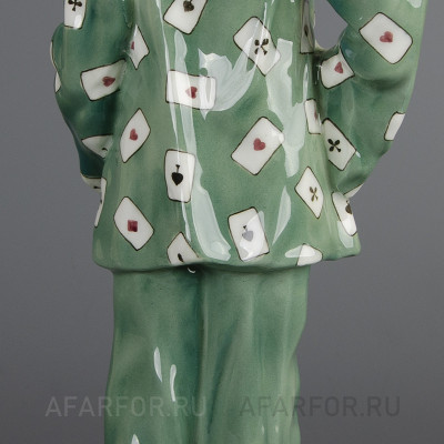 Фаянсовая статуэтка "Пьеро с игральными картами" Goldscheider Австрия (арт. 2298-2, фото №38331)