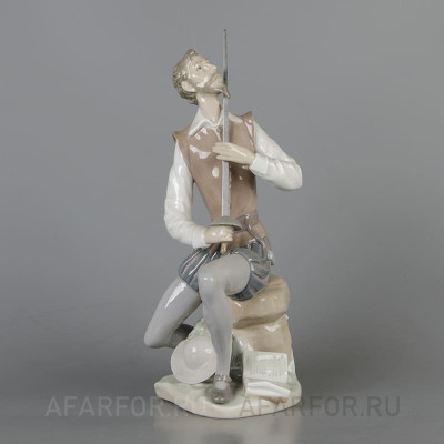 Фарфоровая статуэтка «Дон Кихот на камне» Lladro Испания (арт. 2314-2), коллекционный подарок любителю винтажа.