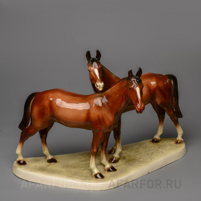 Старинная статуэтка «Две лошади» Hertwig & Co — фаянс, 25×40 см, Германия, 1941—1958 гг. (арт. 1317-3).