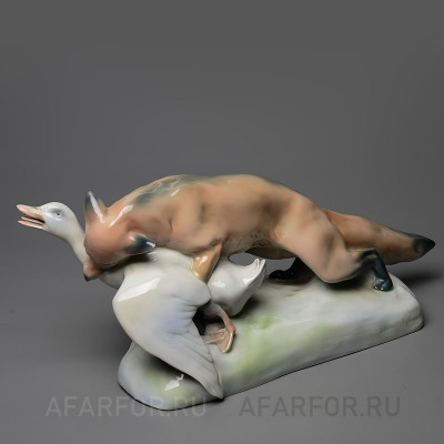 Раритетная статуэтка «Лиса с гусем» Metzler & Ortloff — фарфор, 14,5×33 см, Германия, 1930—1972 гг. (арт. 2329-3).