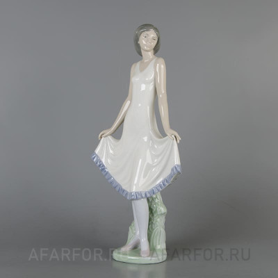 Антикварная статуэтка «El Modelito», NAO by Lladro, фарфор, 30,5×14 см, Испания, 1995 г., Fulgencio García (арт. 2335-2)